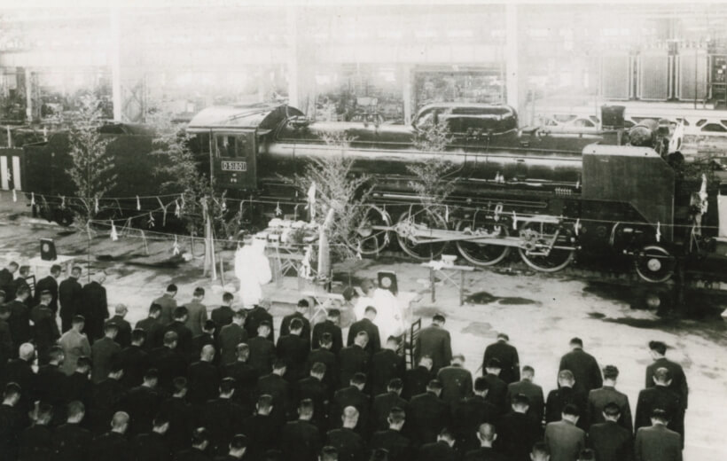 1943 年，三原車輛制作所完成了第一臺(tái)蒸汽機(jī)車的下線儀式